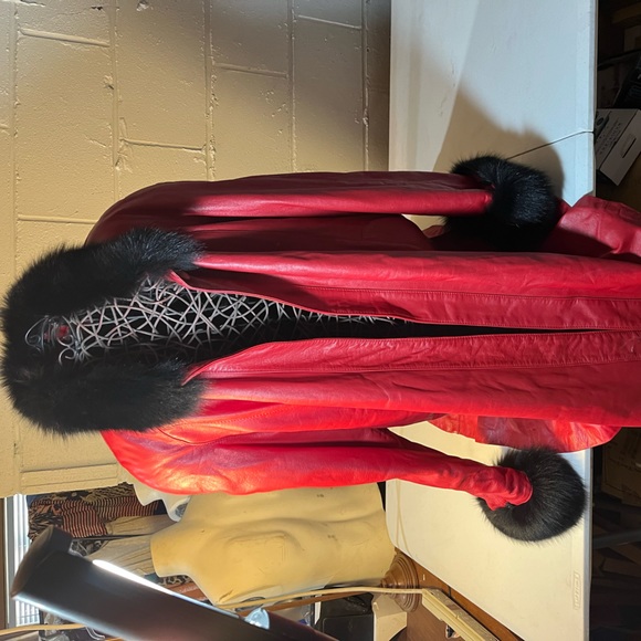 Henig furs long red leather jacket w/ fur trimmings - Picture 2 of 11
